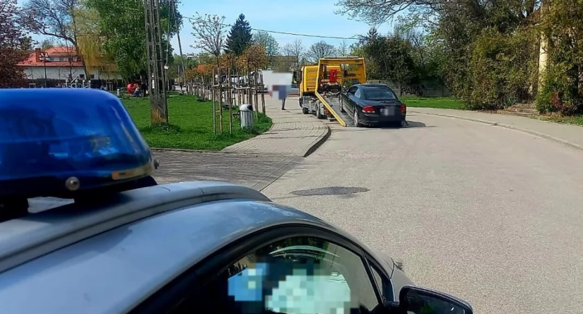 31-latek był tak pijany, że... wypadł z auta