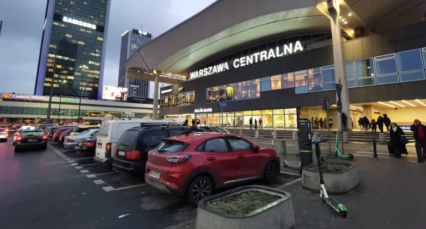 Uber wdziera się na postój taksówek przy Dworcu Centralnym