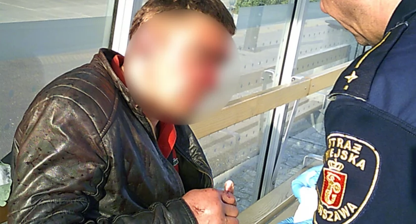 Leżał w autobusie. Potrzebował pomocy
