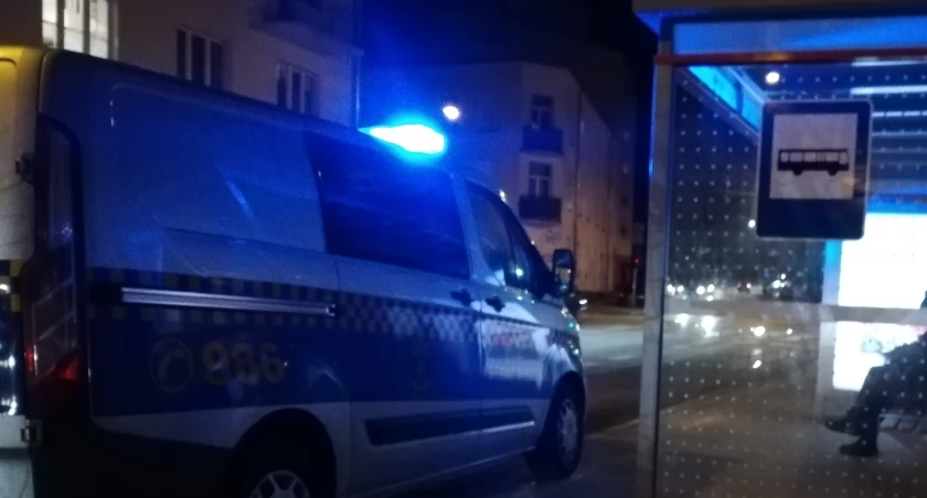 65-latka przysypiała na przystanku