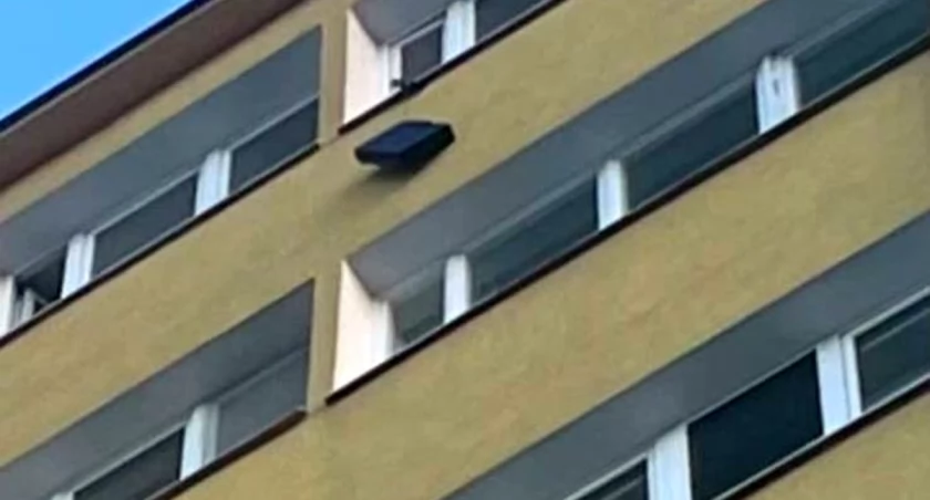 Ktoś wyrzucał rzeczy z 10. piętra...