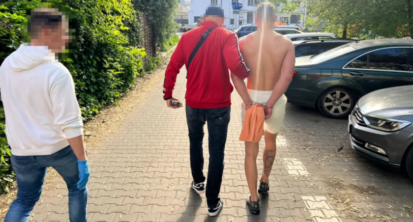 Ukrył się w… schowku na pościel