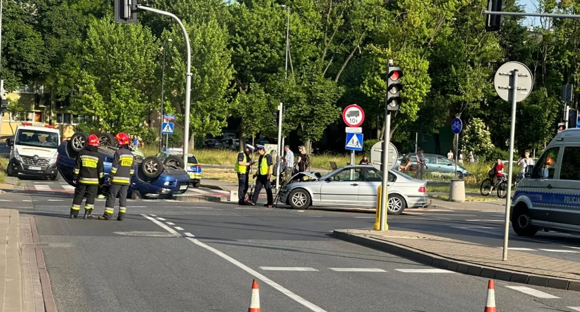 Wypadek na Młocinach, auto dachowało