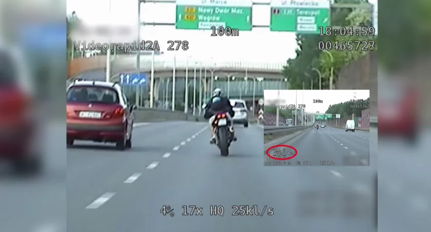 Bez motocyklowego ubrania, ale za to 120 km/h za szybko. Kuszenie losu i... policji