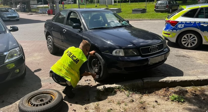 Niby nic, a jednak warte zauważenia – policjanci pomogli wymienić koło