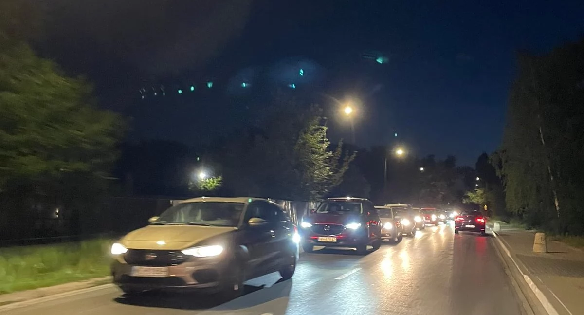 Jak ominąć korki? Ścieżką rowerową i chodnikiem…