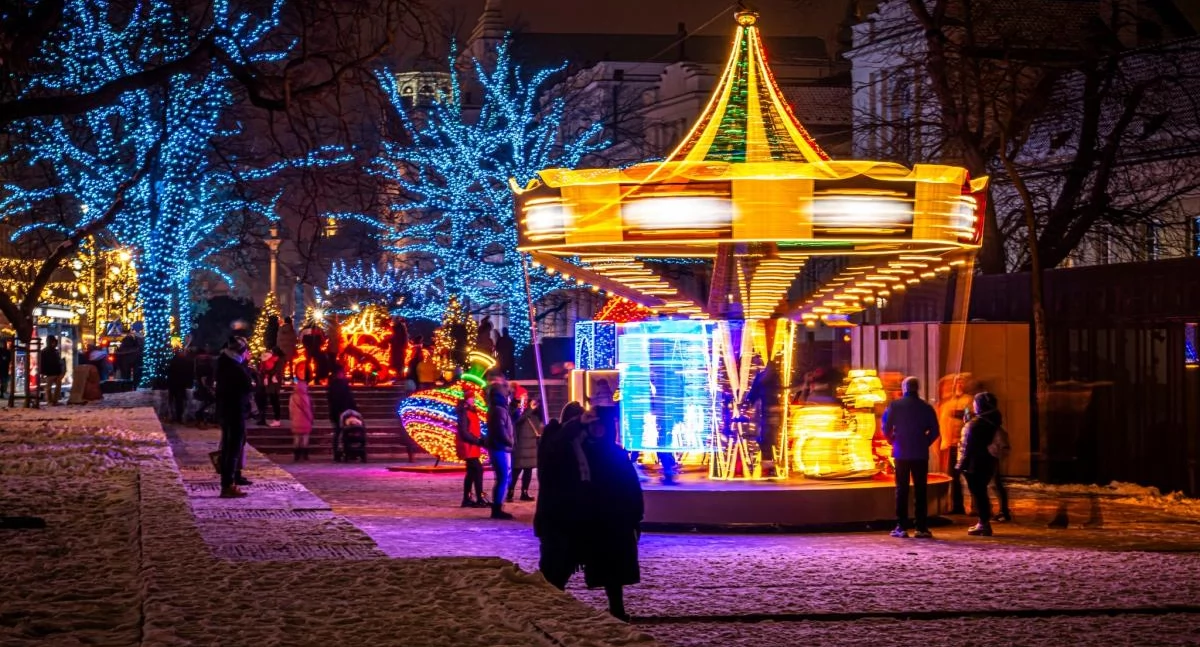 Krakowskie Przedmieście z iluminacją - magiczne spacery już możliwe! (ZDJĘCIA)