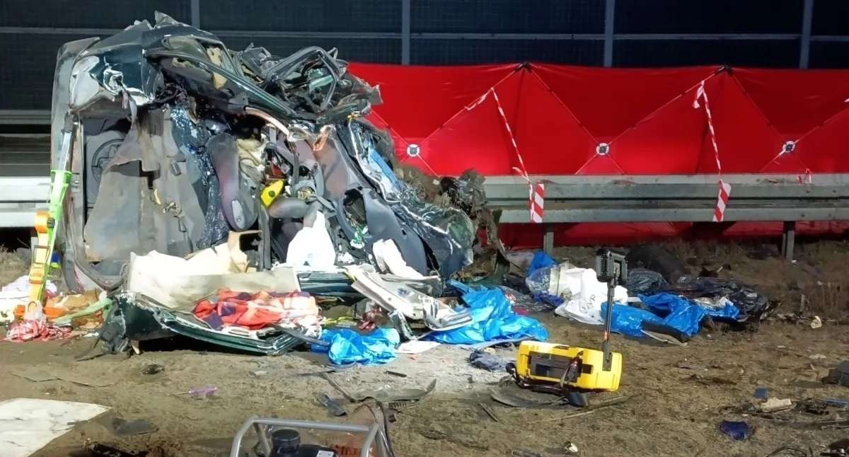 Czołówka na A2 – dwie osoby nie żyją. Auto jechało pod prąd (ZDJĘCIA)