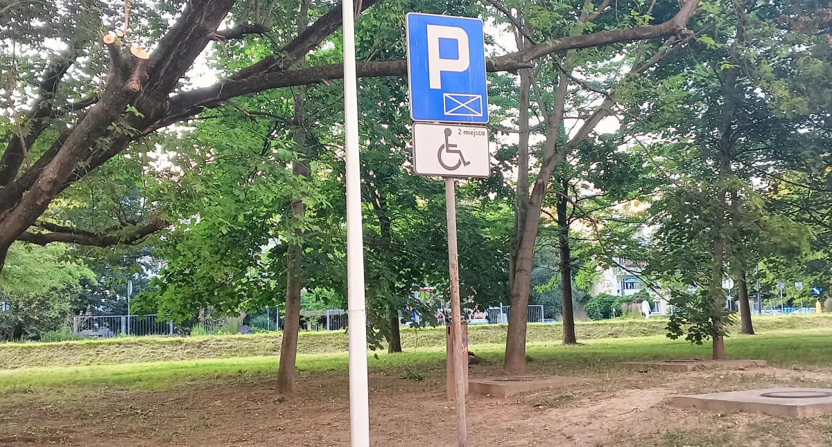 Kolejne bezprawne parkowanie na kopercie. Tym razem to nie wszystko!