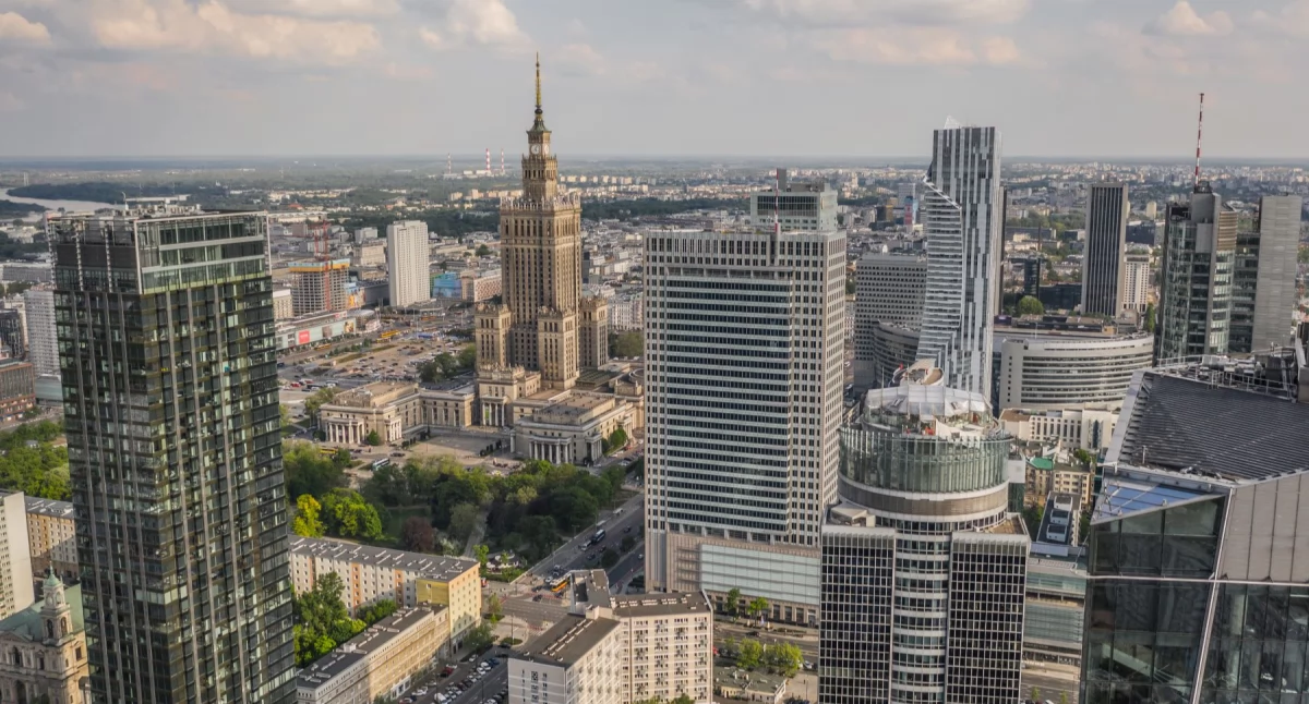 Pierwsza praca w stolicy – kilka elementów, na które warto zwrócić uwagę przed podjęciem zatrudnienia