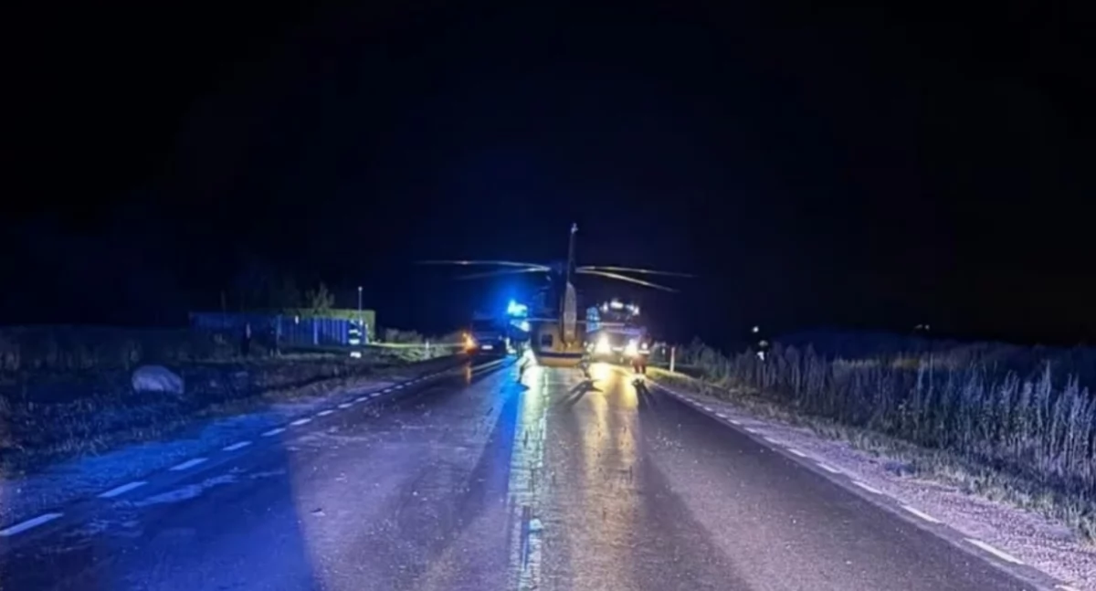 Nocny wypadek na DK61. Dachowanie auta
