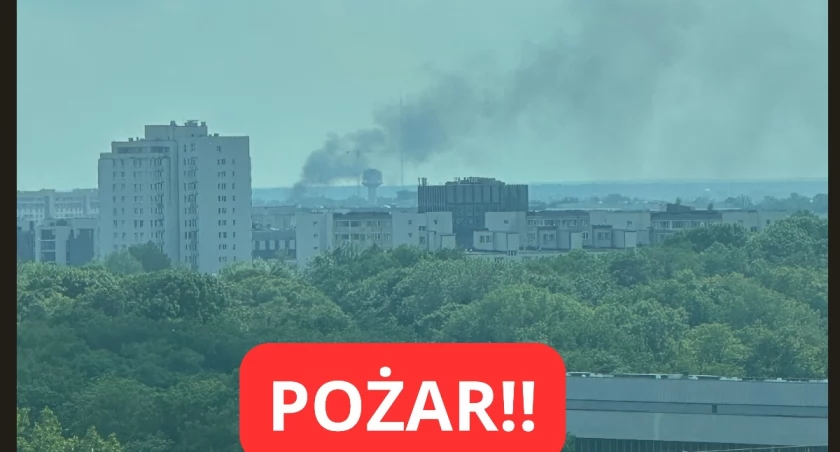 Gęsty dym nad Lotniskiem Chopina! Ogień zajął budynek, ranna osoba w karetce!