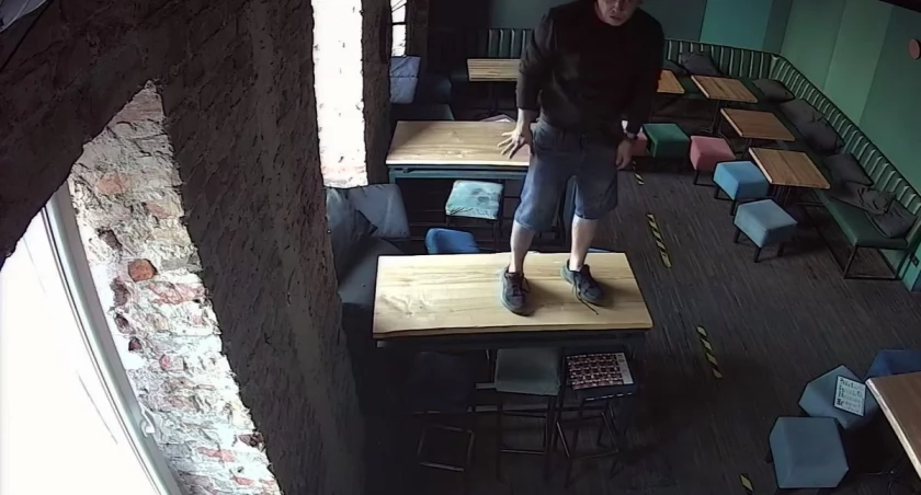 Włamał się do baru w Śródmieściu. Szuka go policja!