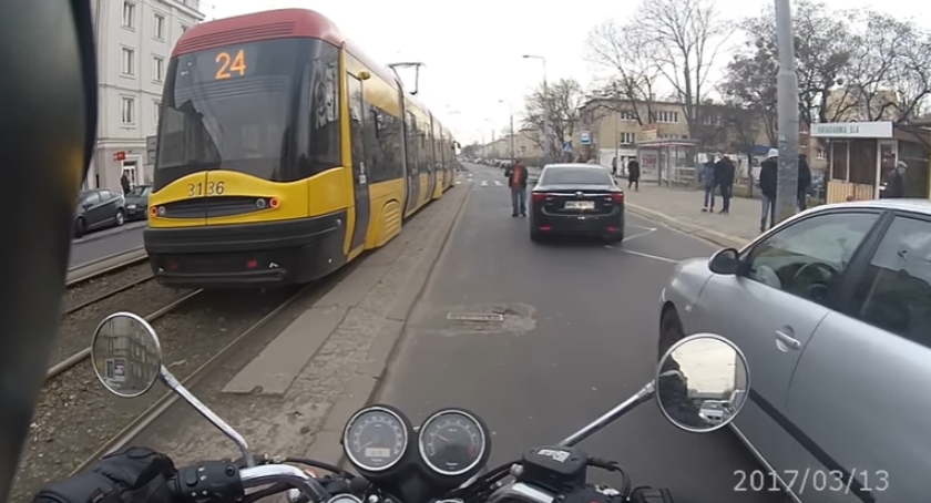 Starszy pan zaatakował laską toyotę [wideo]