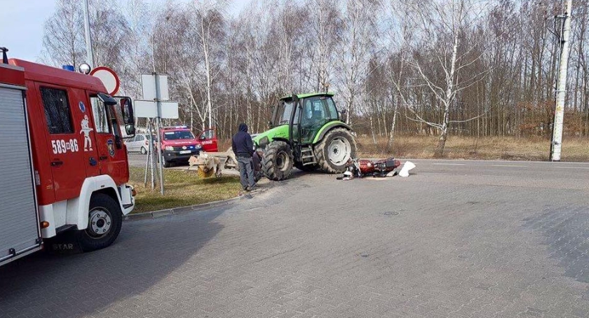 Groźny wypadek w Sokołowie koło Raszyna. Motocyklista trafił do szpitala