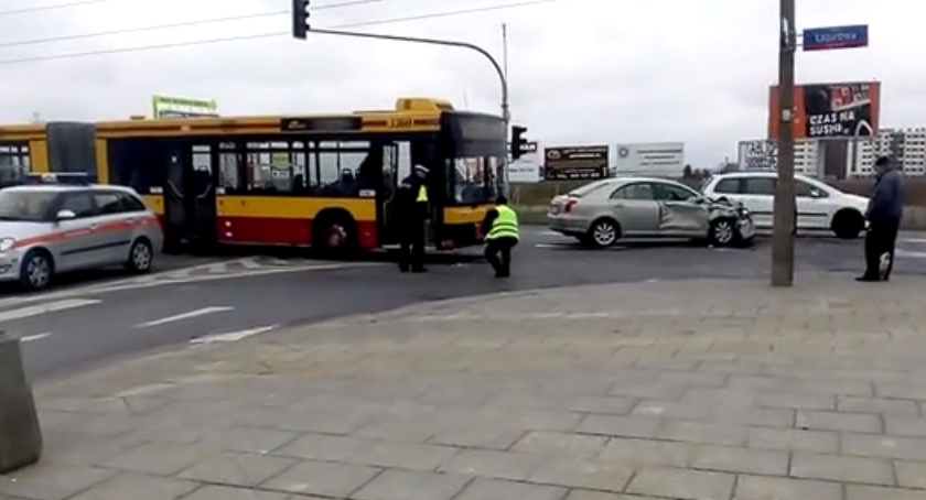 Kolizja autobusu z toyotą na Bemowie