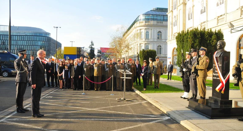 Kolejny pomnik bez zgody władz miasta. Schowany przed interwencją