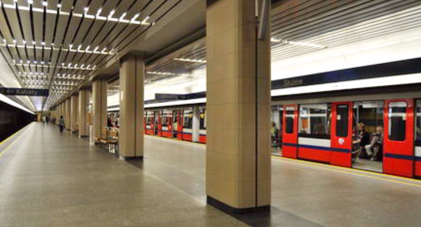 PILNE! Stacja Metro Służew zamknięta. Znaleziono pakunek na peronie