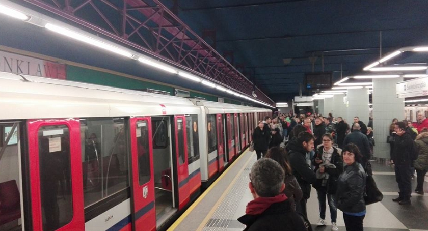 Uwaga! Stacje Świętokrzyska i Centrum - metro nie kursuje!