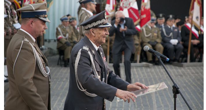 Piątkowe obchody powstania warszawskiego na pl. Krasińskich z udziałem Anny Marii Anders