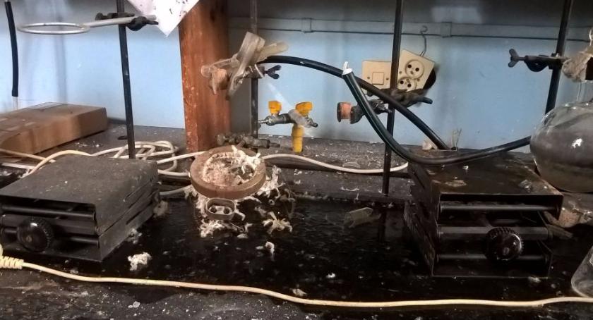 Pamiętaj chemiku młody... Straż publikuje zdjęcia z wybuchu na wydziale chemii PW