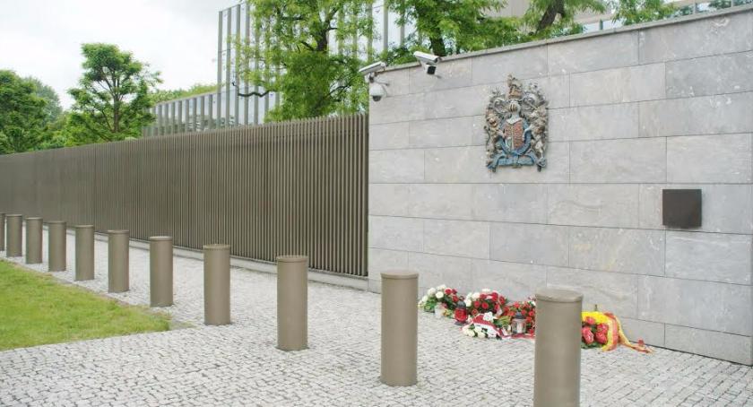 Premier Beata Szydło złożyła kwiaty pod Ambasadą Brytyjską po zamachu w Manchesterze
