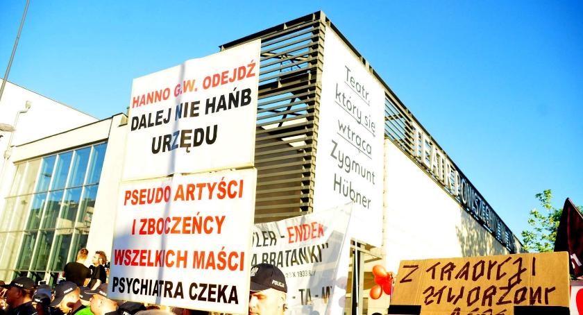 Demonstracje przed Teatrem Powszechnym [ZDJĘCIA]