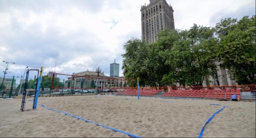 1000 ton piasku. Powstaje plaża w samym centrum Warszawy