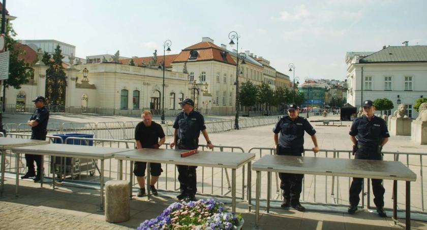 Krakowskie Przedmieście zamknięte. Wieczorem manifestacja pod Pałacem Prezydenckim 