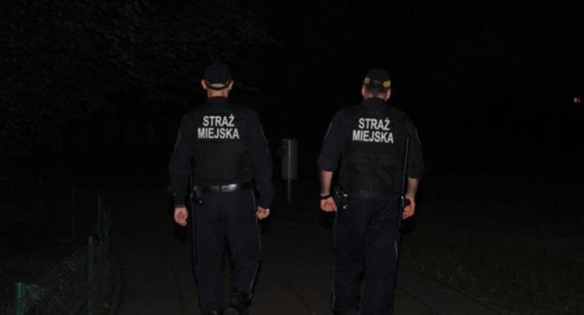 Okradł śpiącego na przystanku. Ujęła go straż miejska