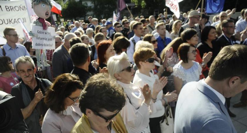 Żądamy referendum - pikieta przed sejmem