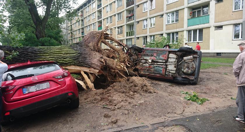 Skutki nawałnicy w Warszawie. Uważajcie na siebie!