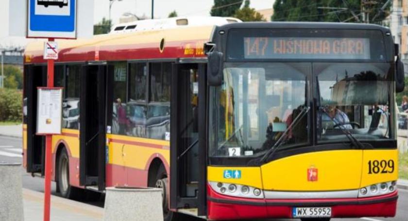 Elektroniczne rozkłady zamiast papierowych na warszawskich przystankach?