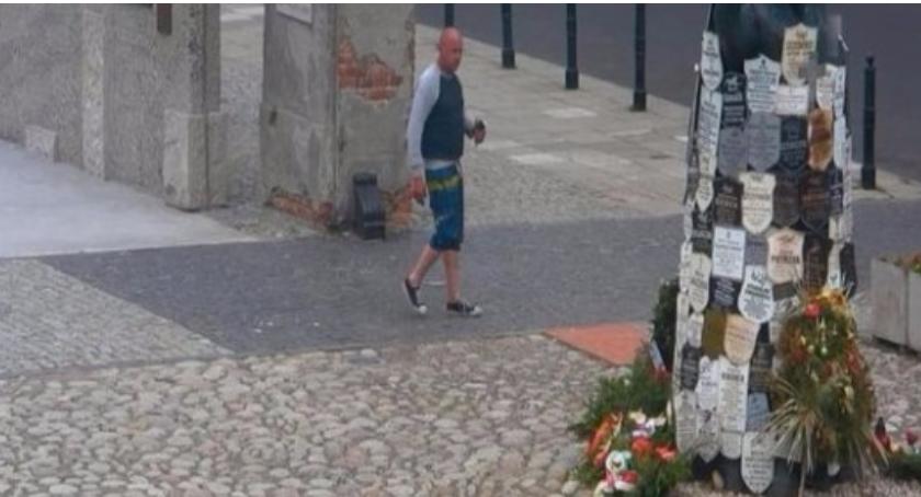 Poszukiwany za zdewastowanie tablic na Pawiaku