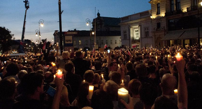 Tysiące świateł na Krakowskim Przedmieściu „w obronie wolnych sądów”