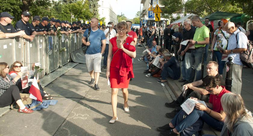 Kolejny dzień protestu przed Sejmem