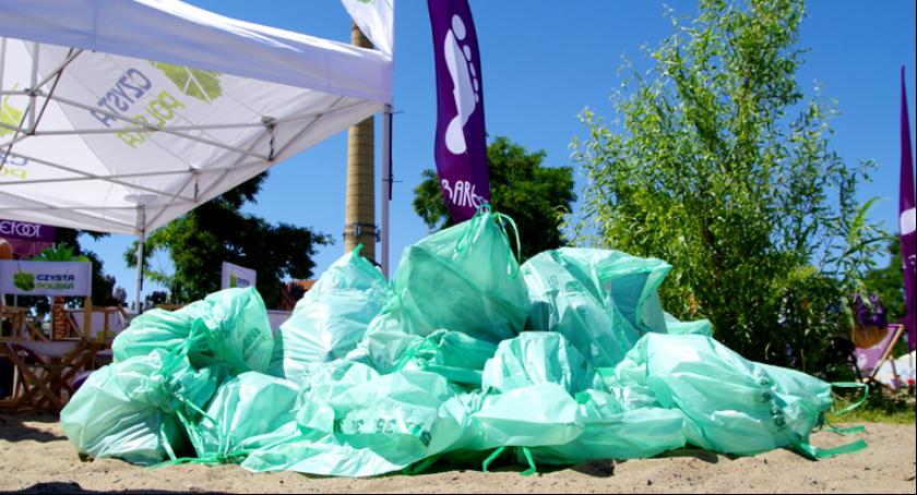Sprzątanie bulwarów wiślanych. Finał projektu Barefoot Projekt Czysta Plaża
