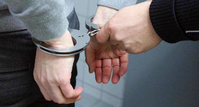 Nastolatkowie pobili policjanta. Grozi im areszt