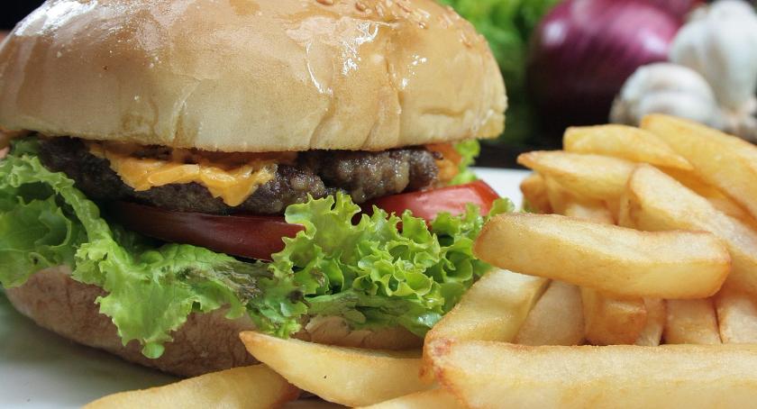 Żarcie na Kółkach: Festiwal Food Trucków i Mistrzostwa Burgerowe