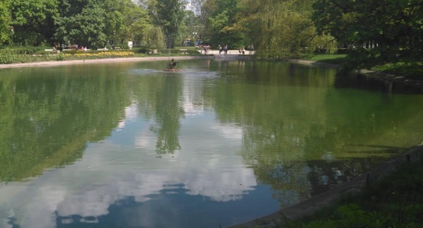 Zwłoki wyłowione ze stawu w Ogrodzie Saskim