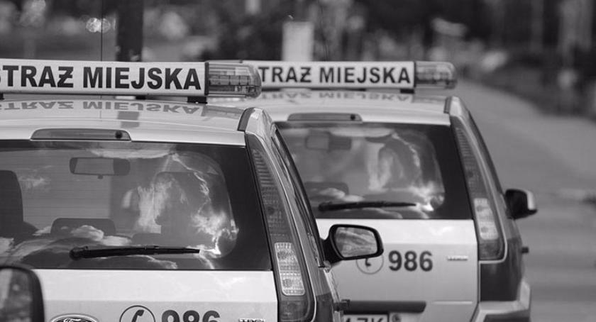 Tajemnicze samobójstwo w samochodzie straży miejskiej