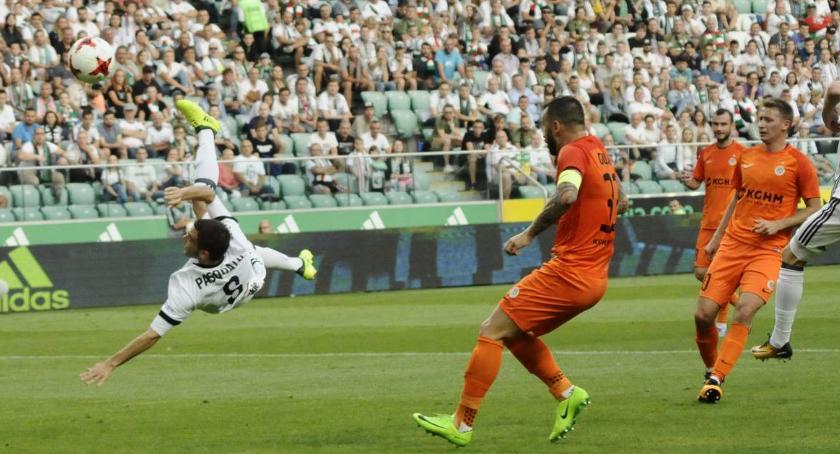 Legia wygrywa ważny mecz. Niestety Pazdan z kolejną czerwoną kartką