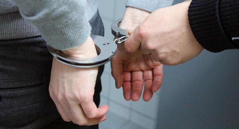 Brutalnie pobili pałkami kierowcę autobusu