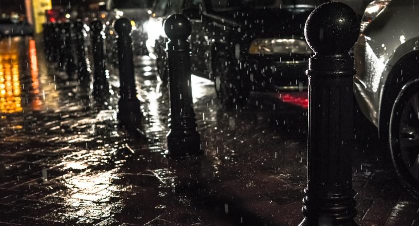 Są ostrzeżenia pogodowe: w nocy w Warszawie ulewy i podtopienia