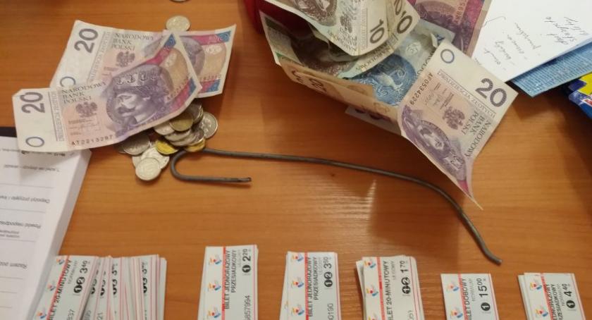 Nowy pomysł na szybkie pieniądze?  Po prostu wyjąć je z biletomatu
