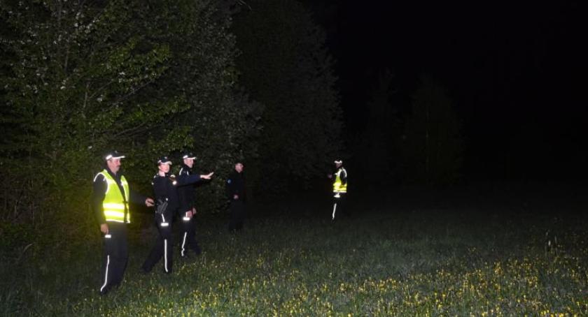 Zgubili się w czasie grzybobrania. Dwie osoby uratowane dzięki policyjnym akcjom