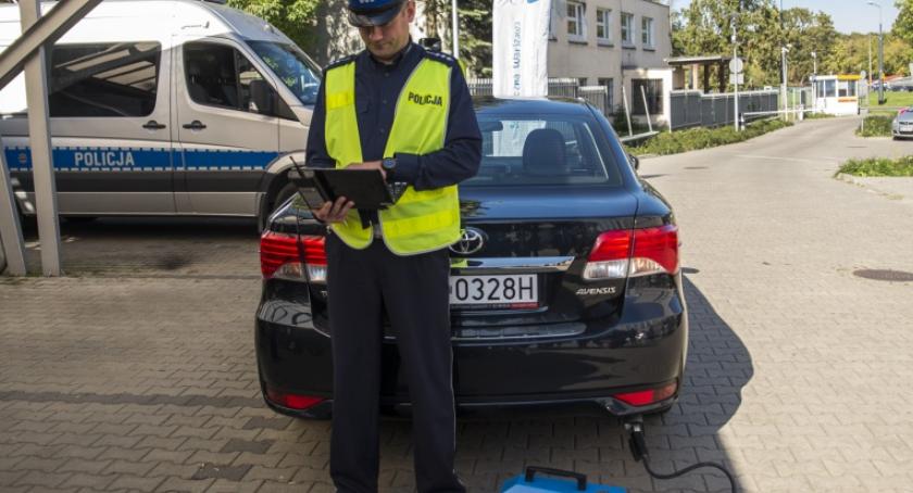 Zatrzymanie dowodu i 300 zł manadatu za nadmierne spaliny. Policja z nowym sprzętem na ulicach 