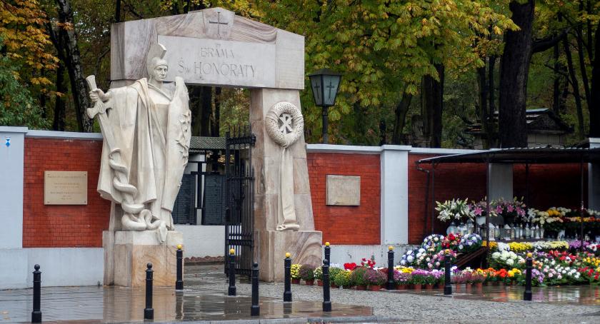 Chcecie handlować 1 listopada przy cmentarzu? Decyzje do odbioru od poniedziałku