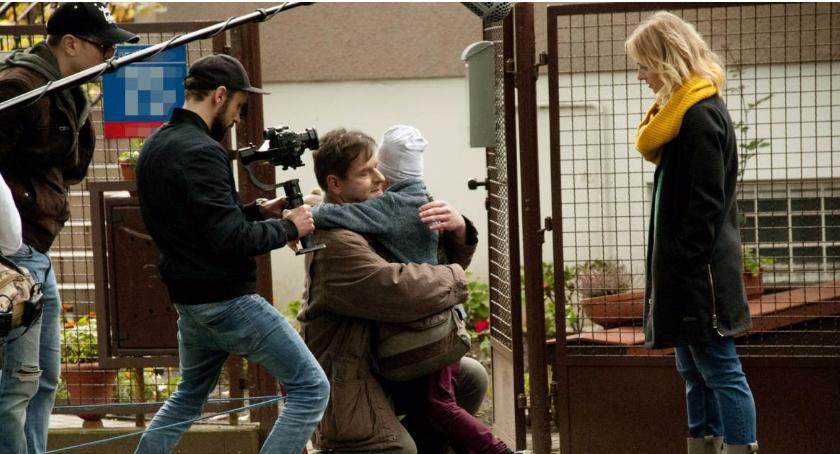 Kacper Anuszewski, zyskujący coraz większą popularność reżyser, kręci nowy film „Tata”