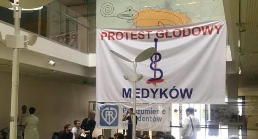 Fiasko rozmów z premier Szydło. Młodzi lekarze wznowili głodówkę